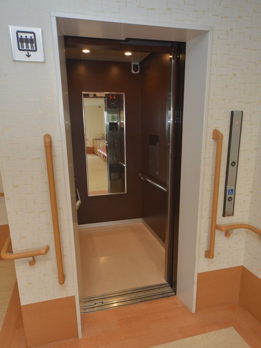 明るいエレベーターホール