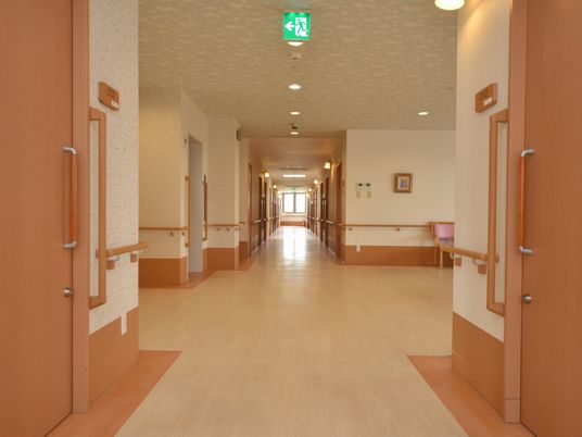 明るく広い廊下