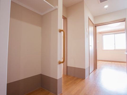 明るい廊下と部屋の入口