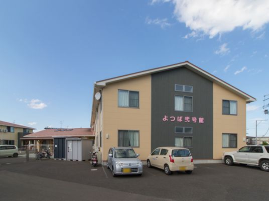 ゆったりとした外観の建物