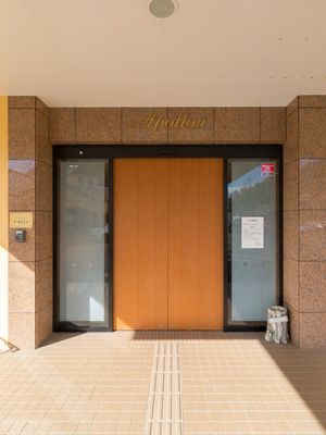  エントランスの木製ドア  