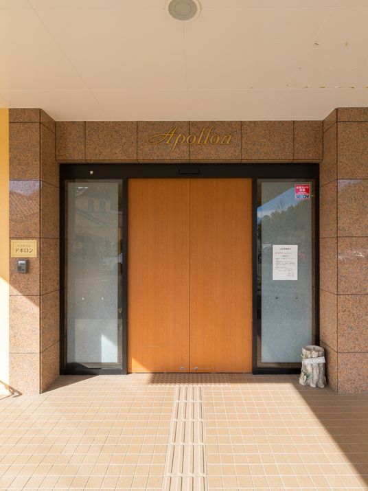  エントランスの木製ドア  