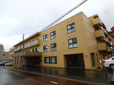 黄色い建物の外観