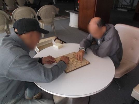 将棋を楽しむ様子