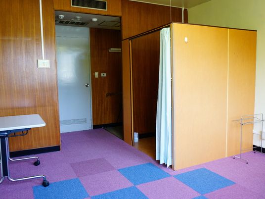 居室の一角と入口