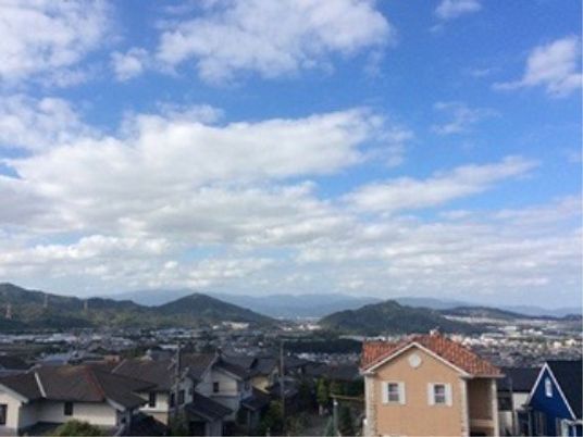 広がる景色と空の中庭