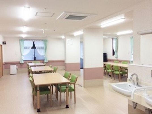 清潔なダイニングスペース