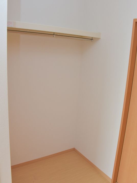 シンプルな居室のクローゼット