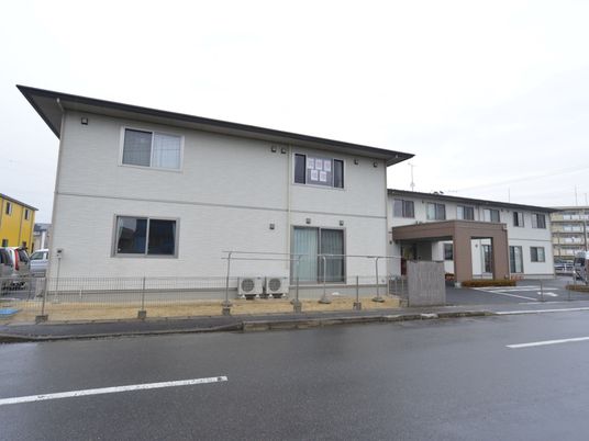 清潔感ある白い外壁の建物