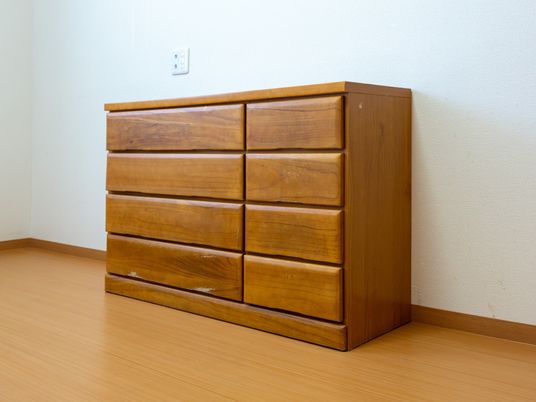 整理された木製のタンス