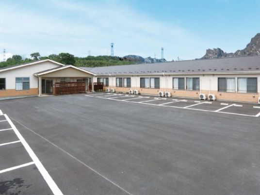 広々とした駐車場の外観