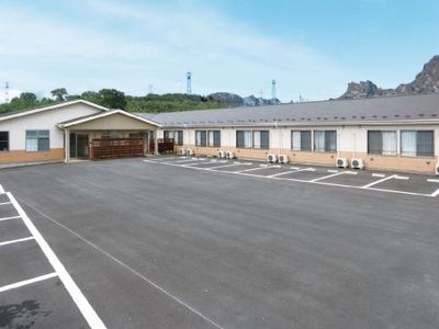 広々とした駐車場の外観