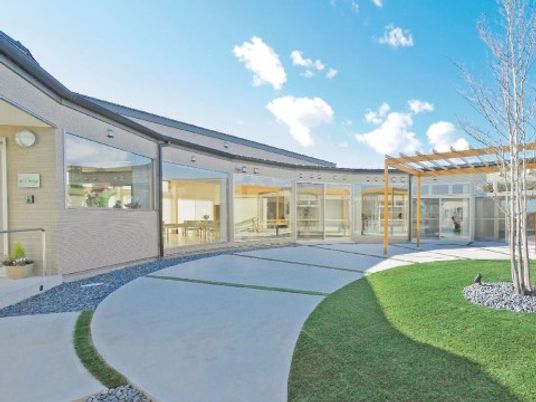 庭を囲む建物の回廊