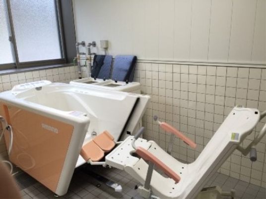 バリアフリー設計の浴室