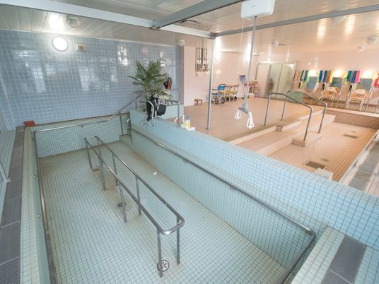 手すり付きのリハビリプール