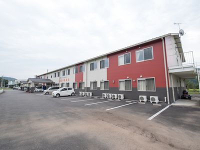 赤と白の外壁の建物