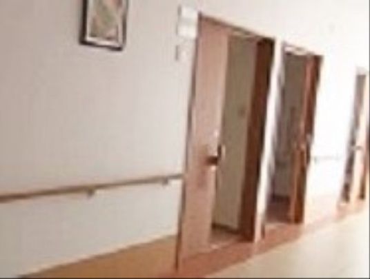 明るい廊下の扉たち