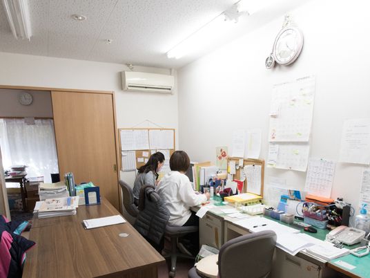 事務所で作業する人々
