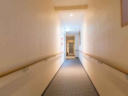 明るい施設の廊下