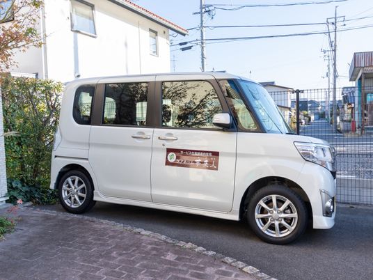 サービス車両と建物