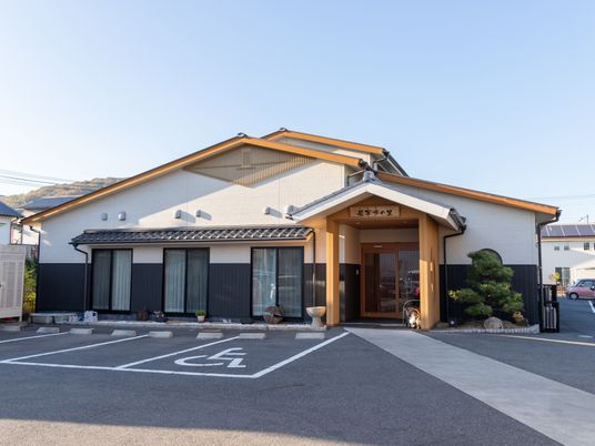 和風の外観の建物