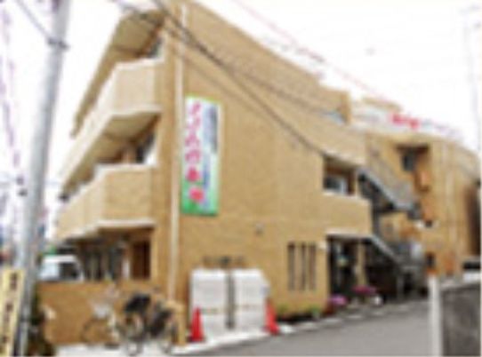 温かみのある建物エントランス