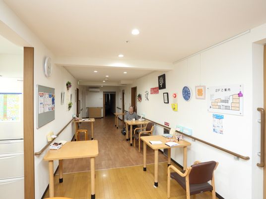 明るい廊下と掲示物