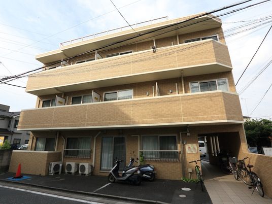 明るい外観の建物