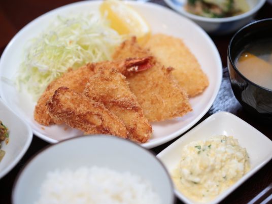 揚げ物とご飯の食事セット
