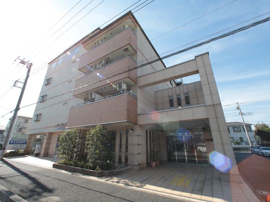 明るい建物のエントランス