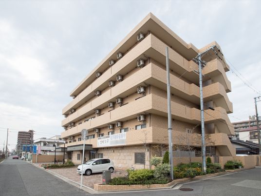 多階層の建物の外観
