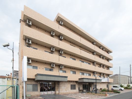 多階層の明るい建物外観