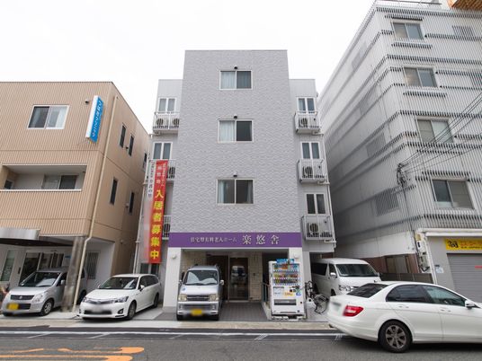 都市部の建物正面