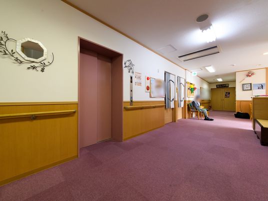 廊下の温かみのある空間