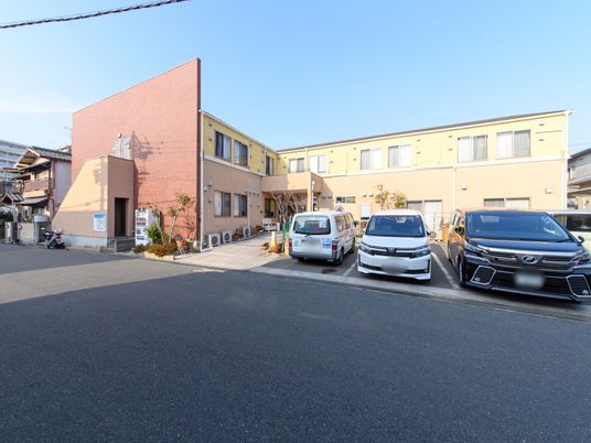 明るい外観の建物