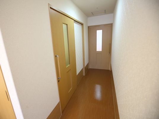 明るい廊下の一角