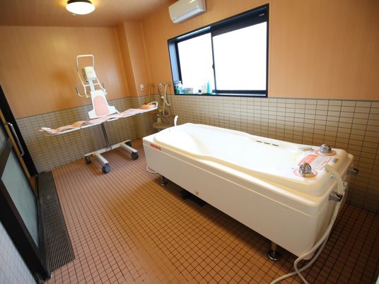 バリアフリー設計の浴室