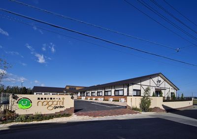 広々とした施設の外観