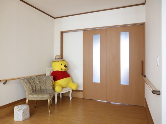 ぬいぐるみと椅子の廊下