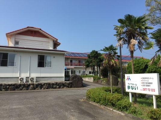 青空の下の建物と看板