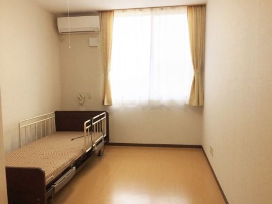 シンプルな居室の様子
