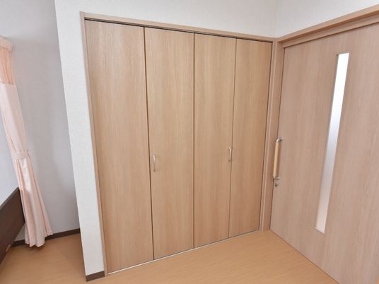 シンプルな木目調の居室