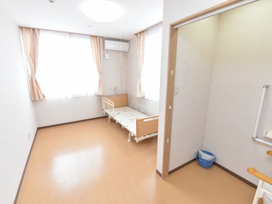 明るい個室の居室