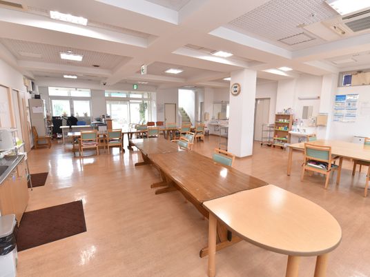 広々とした明るい食堂