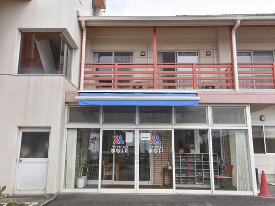 エントランスの明るい外観