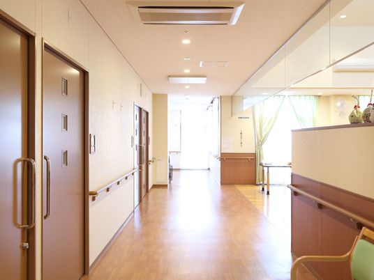 明るく広い廊下