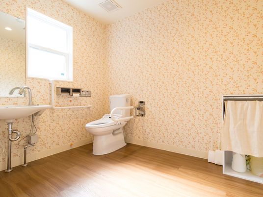 明るいトイレの内観