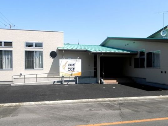 広々とした施設の外観