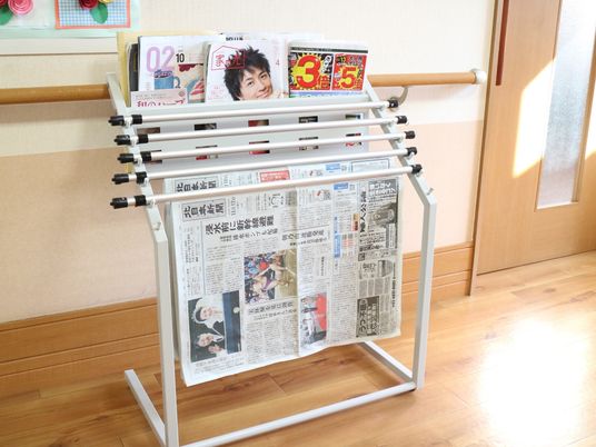 新聞スタンドのある廊下