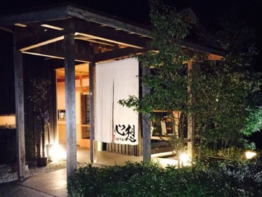 夜の照明と和風エントランス